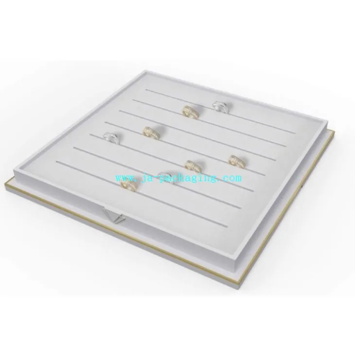 Vita inpackningsringfack med mässingsmetallram