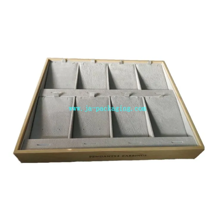 Hängen och örhängen träbricka